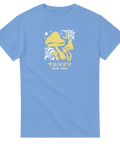 Gul trippy svampdesign med vita stjärnor och text på ljusblå t-shirt.