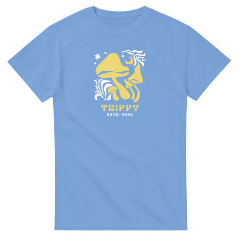Gul trippy svampdesign med vita stjärnor och text på ljusblå t-shirt.
