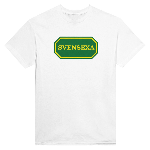 Stilren Svensexa-logotyp med ram på vit t-shirt för gänget