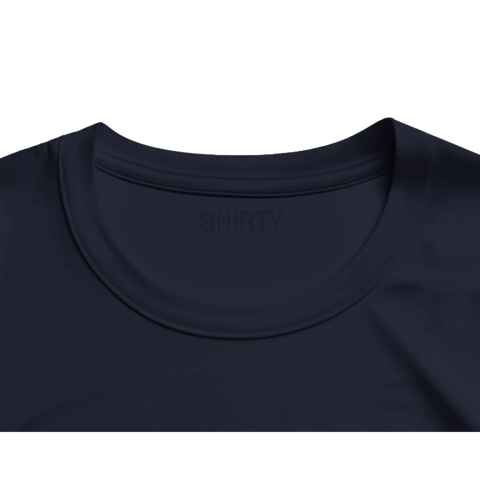 Mörkblå ekologisk oversized t-shirt med diskret Shirty-logga i nacken.