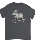Mörkgrå t-shirt med en kapybara i grön mössa på skateboard.