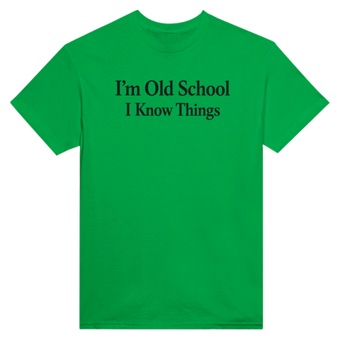 Svart text "I'm Old School I Know Things" på grön t-shirt med rund hals.
