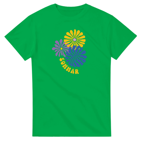 Grön t-shirt med vintageinspirerad blomdesign och gul text i pop art-stil