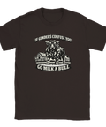 Satiriskt tryck "If Genders Confuse You Go Milk A Bull" med tjur och lada på mörkbrun t-shirt.
