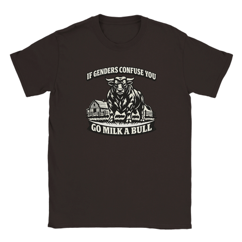 Satiriskt tryck "If Genders Confuse You Go Milk A Bull" med tjur och lada på mörkbrun t-shirt.
