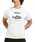 Vit t-shirt med stort tryck av en mört och orden “MÖRT” och “RUTILUS RUTILUS” i svart text.
