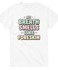 Satiriskt "My Breath Smells Like Foreskin"-tryck i pastellfärger på vit t-shirt.