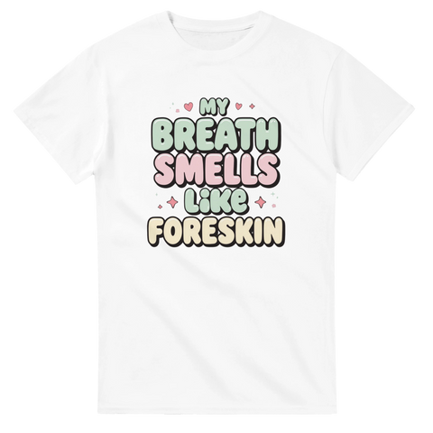 Satiriskt "My Breath Smells Like Foreskin"-tryck i pastellfärger på vit t-shirt.