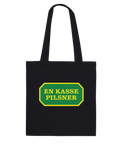 Ekologisk tygkasse med grön och gul skylt och texten En Kasse Pilsner parodi på Systembolaget