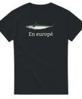 Svart t-shirt med makrill och texten En Europé – GAIS-humor och blinkning till En torsk