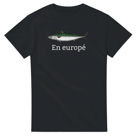 Svart t-shirt med makrill och texten En Europé – GAIS-humor och blinkning till En torsk
