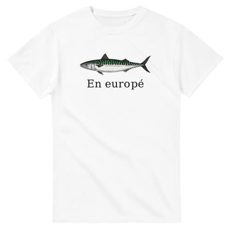 Vit t-shirt med illustration av en makrill och texten En Europé