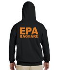 Svart hoodie med orange ryggtryck: "EPA RAGGARE" i stora bokstäver