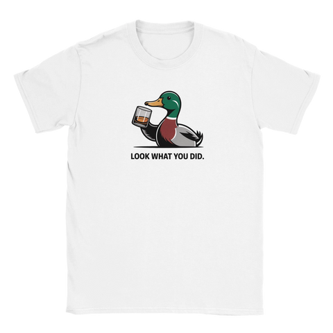 Grönand med drink och text "LOOK WHAT YOU DID" på vit t-shirt.