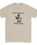 Beigefärgad t-shirt med en kaxig anka och texten Don't make me drink alone