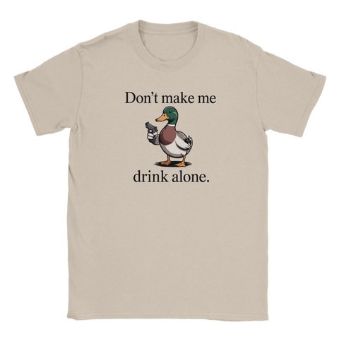 Beigefärgad t-shirt med en kaxig anka och texten Don't make me drink alone