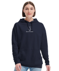 Vit fiskekrok-logga med texten "Skitfiske" på marinblå hoodie, modell framifrån.
