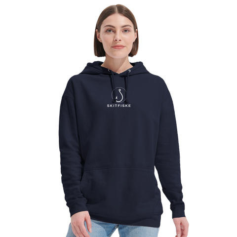 Vit fiskekrok-logga med texten "Skitfiske" på marinblå hoodie, modell framifrån.