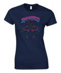 Retro-illustration med två pinuppor och texten Raggarbrud på marinblå t-shirt