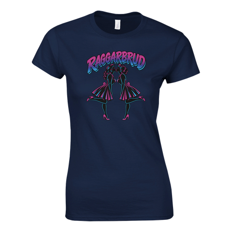 Retro-illustration med två pinuppor och texten Raggarbrud på marinblå t-shirt