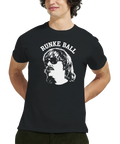 Man som bär en t-shirt med humoristiskt statement och retroinspirerat tryck