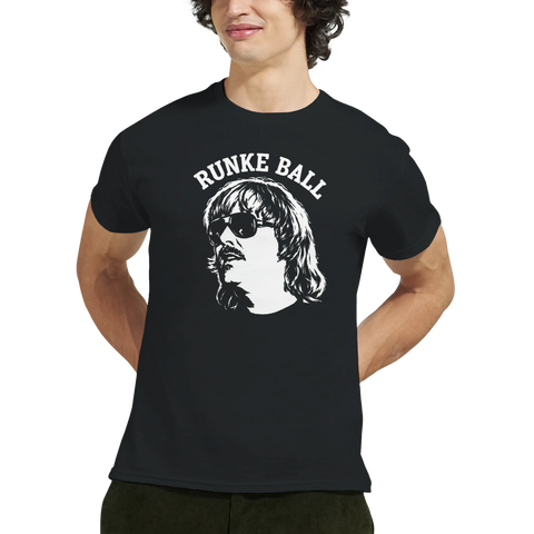 Man som bär en t-shirt med humoristiskt statement och retroinspirerat tryck