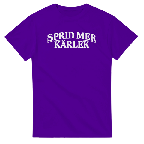 Lila t-shirt med grafiskt texttryck som uppmanar till mer kärlek
