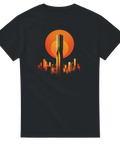 Grafiskt motiv av Karlatornet mot en orange solnedgång tryckt på t-shirt