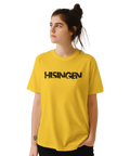 Kvinna bär en gul t-shirt med kaxig textdesign för Hisingen