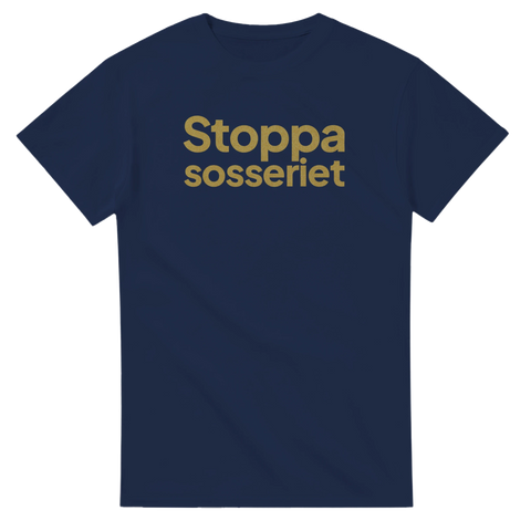 Marinblå t-shirt med guldtryck och det politiska citatet Stoppa sosseriet