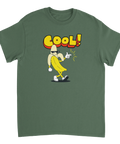 Tecknad banan med solglasögon, handskar, skor och texten "COOL!" på olivgrön t-shirt.