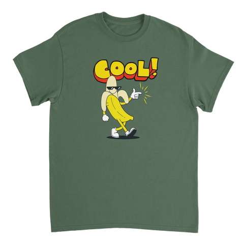 Tecknad banan med solglasögon, handskar, skor och texten "COOL!" på olivgrön t-shirt.