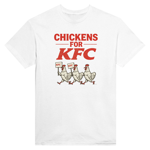 Vit t-shirt med mörkt humoristiskt motiv av kycklingar med protestskyltar