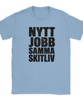 Svart text "NYTT JOBB SAMMA SKITLIV" med sliten effekt på ljusblå t-shirt.