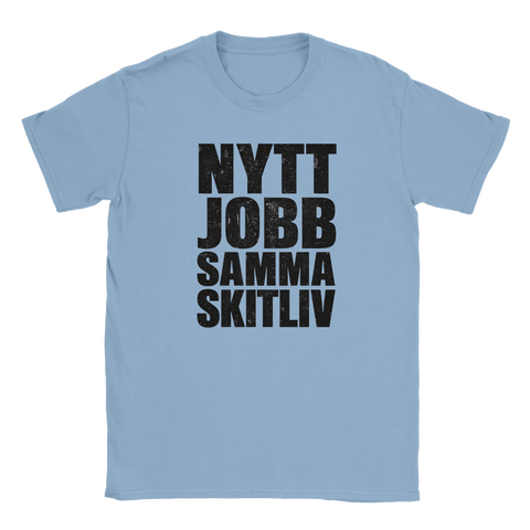 Svart text "NYTT JOBB SAMMA SKITLIV" med sliten effekt på ljusblå t-shirt.