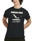 Man bär en svart t-shirt med ett ironiskt och minimalistiskt drogmotiv