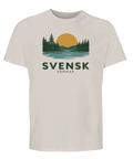Minimalistiskt grafiskt tryck föreställande nordiskt sommarlandskap på benvit t-shirt