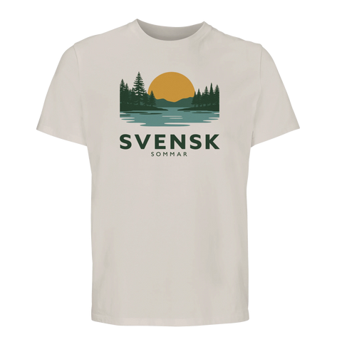 Minimalistiskt grafiskt tryck föreställande nordiskt sommarlandskap på benvit t-shirt