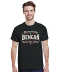 Leende man i en personlig t-shirt med citat om Bengan