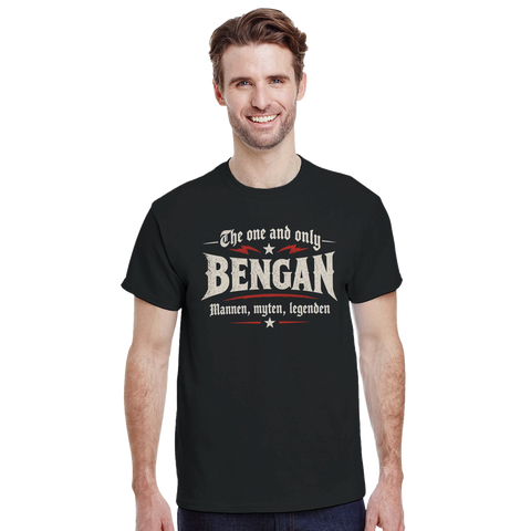 Leende man i en personlig t-shirt med citat om Bengan