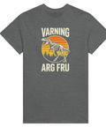 Detaljbild av "Varning Arg Fru"-tryck på mörkgrå t-shirt.