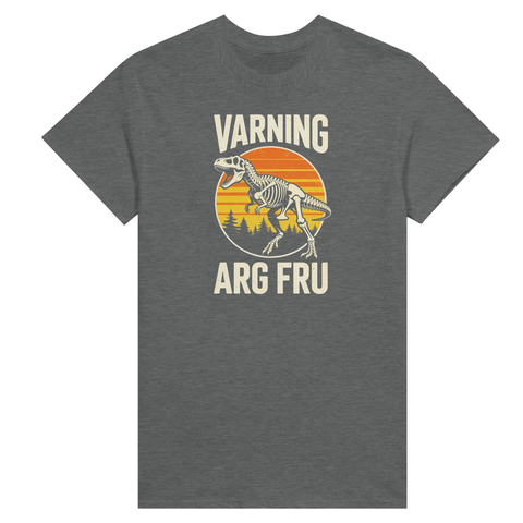 Detaljbild av "Varning Arg Fru"-tryck på mörkgrå t-shirt.