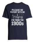 Rolig t-shirt för 70-talister och 80-talister med texten ”Please be patient with me I’m from the 1900s” och en illustration av en häst och vagn. En humoristisk t-shirt i mörkblått med retrokänsla.