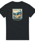 T-shirt med frimärksmotiv av svensk landsbygd och stugor – design för naturälskare och sverigefantaster