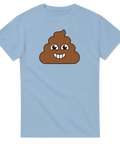 Bajsemoji med stort leende på ljusblå t-shirt.