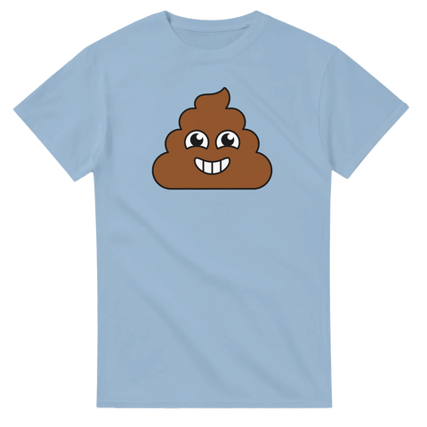 Bajsemoji med stort leende på ljusblå t-shirt.