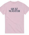 Texten "QUIZ MASTER" i mörkblått med sliten effekt på en ljusrosa t-shirt.