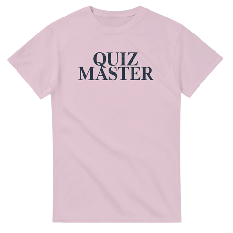 Texten "QUIZ MASTER" i mörkblått med sliten effekt på en ljusrosa t-shirt.