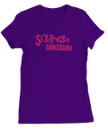 Sex, Drugs & Dansband" texttryck i rosa grunge-stil på lila dam t-shirt.