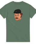 Tecknad man med keps och förvånat ansiktsuttryck på grön t-shirt.
